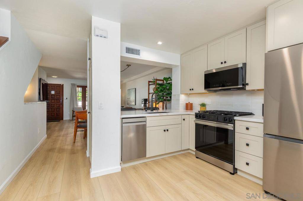 La Jolla, CA 92037,8666 Villa La Jolla Dr ##3