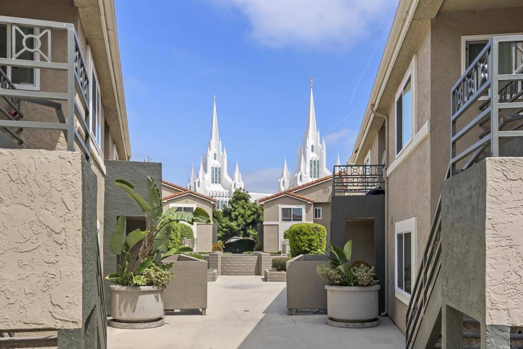 San Diego, CA 92122,7425 CHARMANT DR #2614