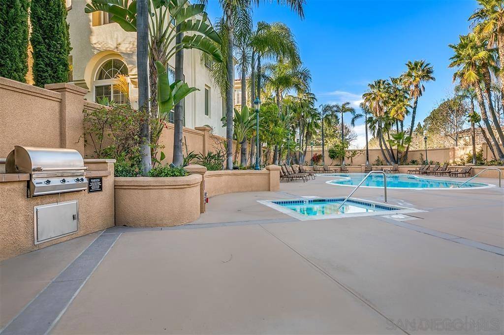 San Diego, CA 92130,12374 Carmel Country Rd #209