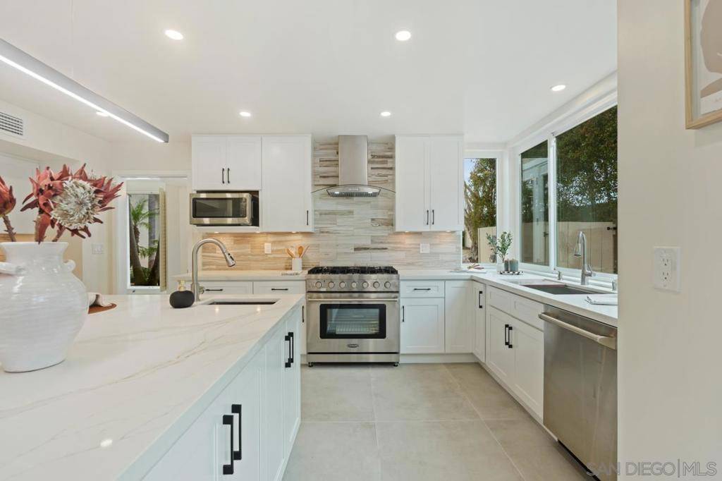 8206 Caminito Lacayo, La Jolla, CA 92037