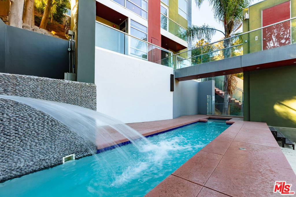 Los Angeles, CA 90068,2738 Rinconia DR