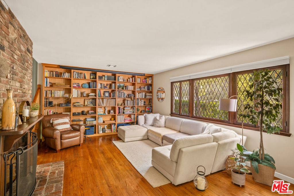 Beverly Hills, CA 90210,9720 Yoakum DR