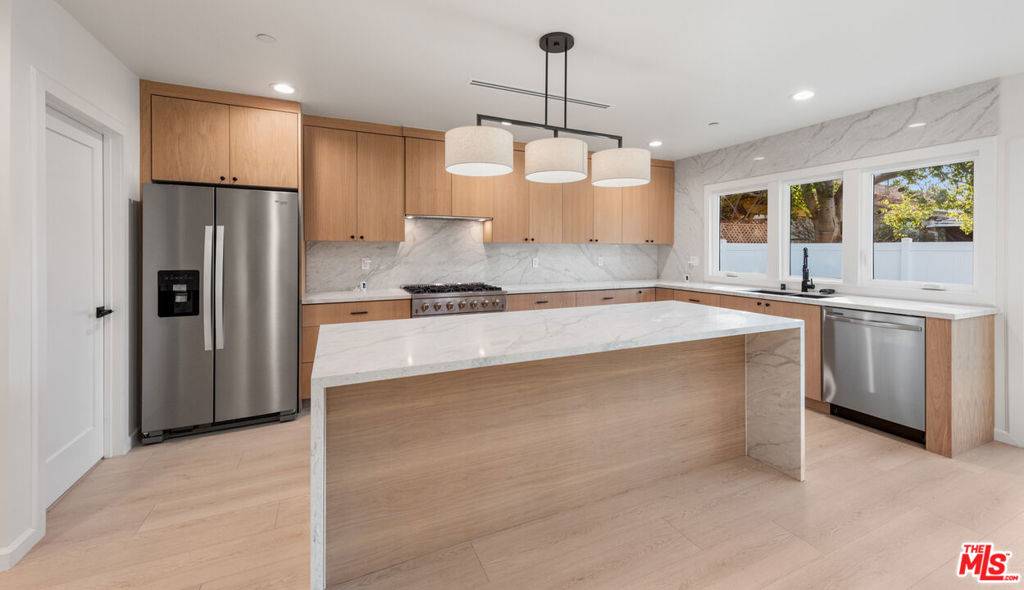 Encino, CA 91316,5727 Newcastle AVE