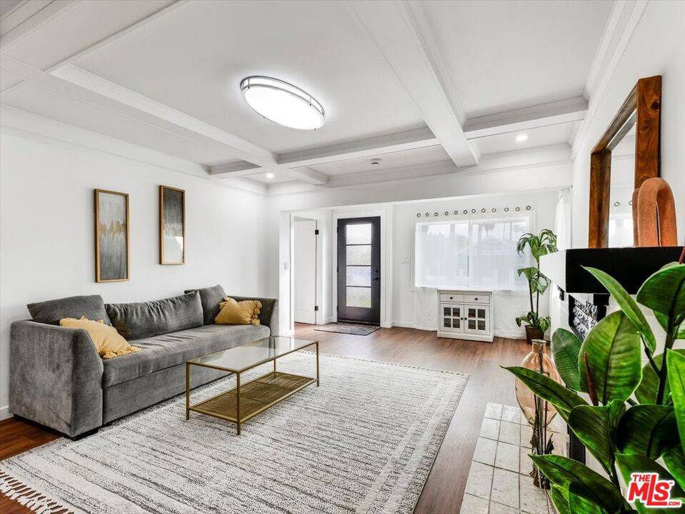 Los Angeles, CA 90062,5111 Cimarron ST