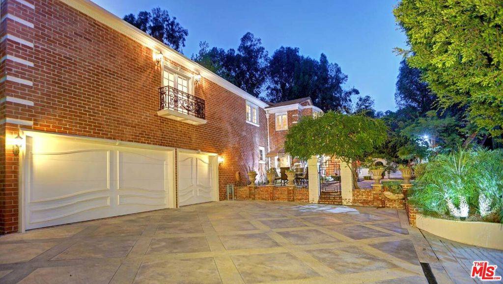 Los Angeles, CA 90077,725 N FARING RD