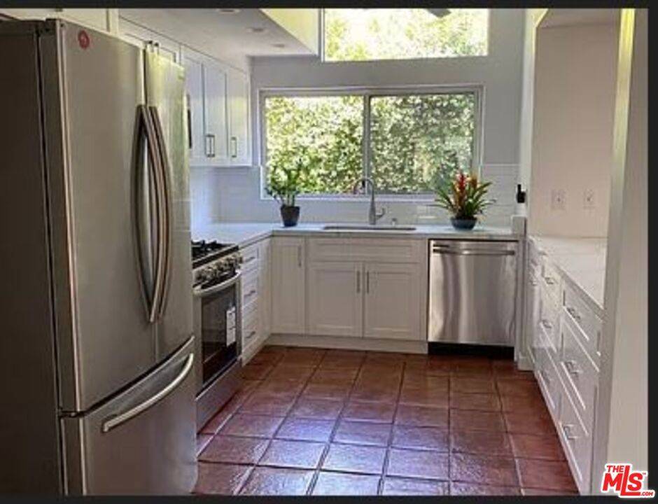 Los Angeles, CA 90046,8090 Mulholland DR