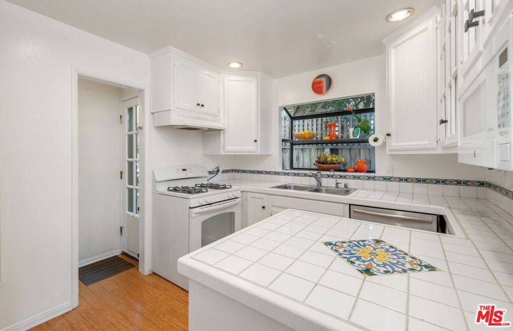 Los Angeles, CA 90068,2168 Alcyona DR