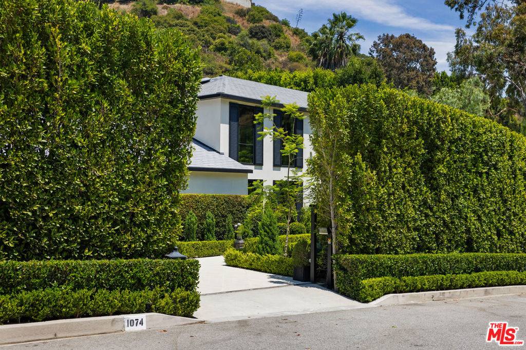 Los Angeles, CA 90077,1074 Chantilly RD