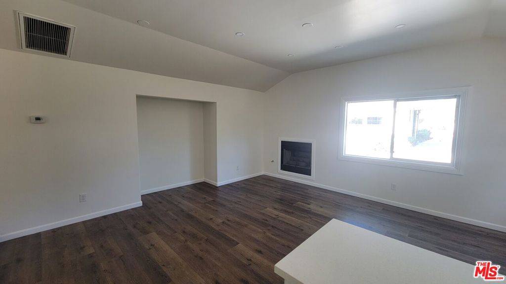 Lake Balboa, CA 91406,7467 N Forbes AVE