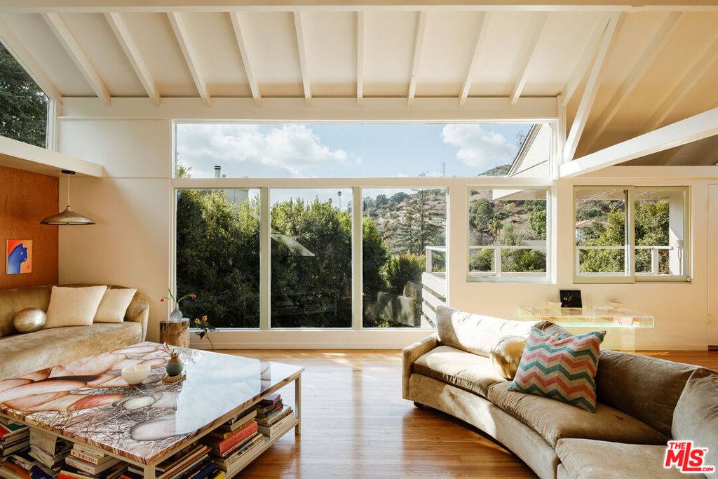 Los Angeles, CA 90068,2764 Outpost DR