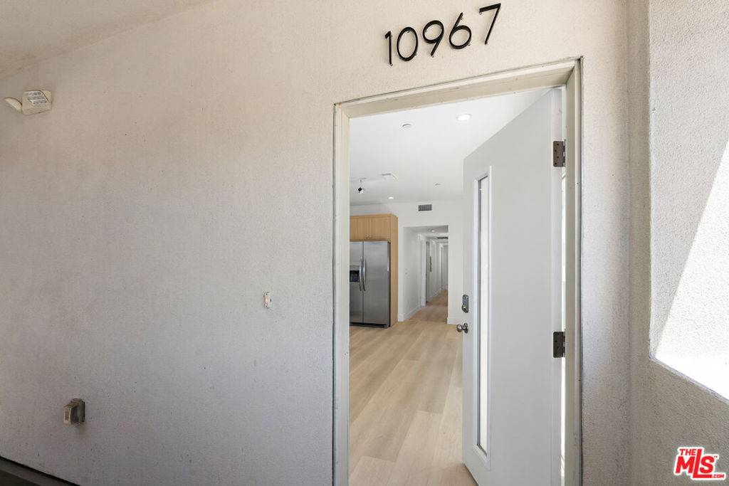 North Hollywood, CA 91606,10963 Calvert #1/2