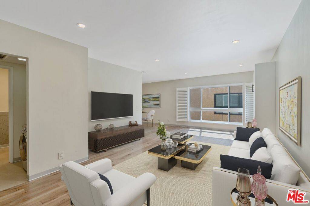 Los Angeles, CA 90046,1735 N Fuller AVE #330