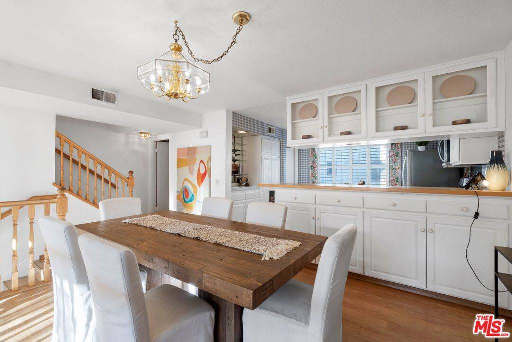Woodland Hills, CA 91367,22281 Erwin ST