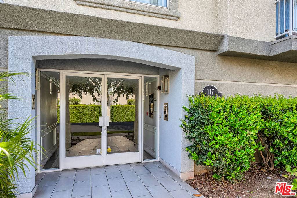 West Hollywood, CA 90048,117 S Clark DR #305