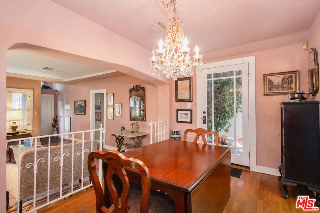 Sherman Oaks, CA 91423,13384 Contour DR