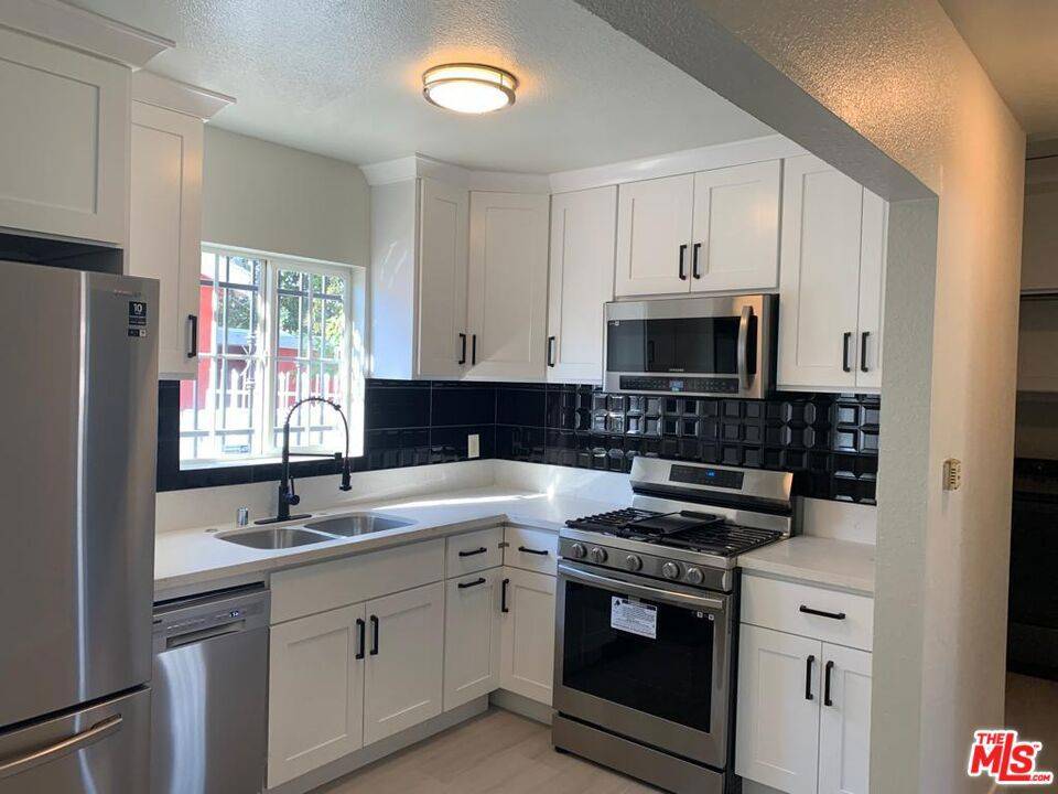 Los Angeles, CA 90003,413 W 81st ST