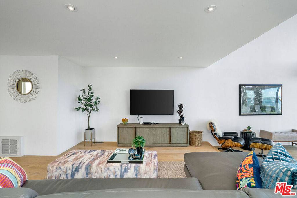 Marina Del Rey, CA 90292,5515 Pacific AVE #1
