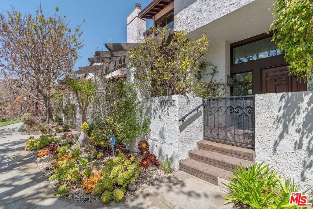 Pacific Palisades, CA 90272,1575 Michael LN