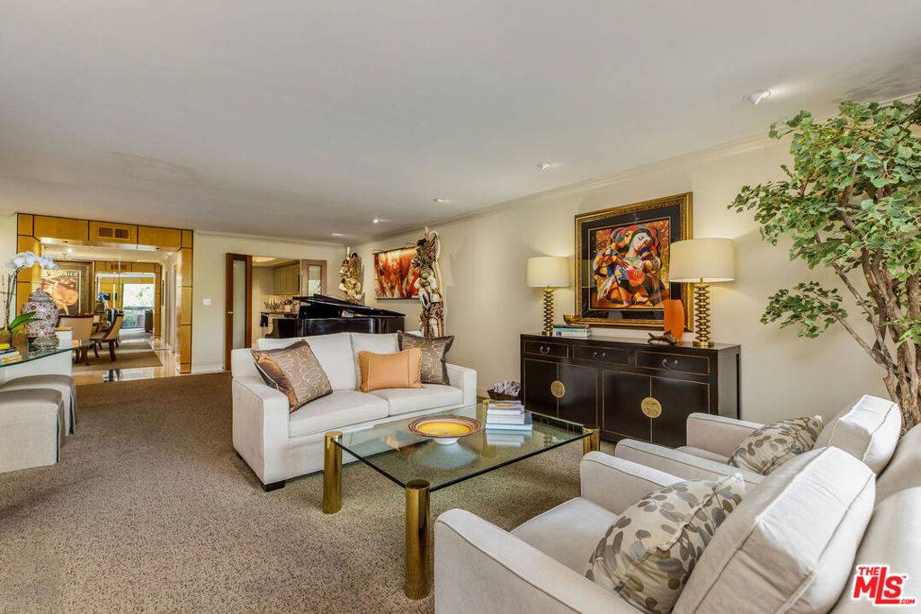 West Hollywood, CA 90069,851 N Kings RD #207
