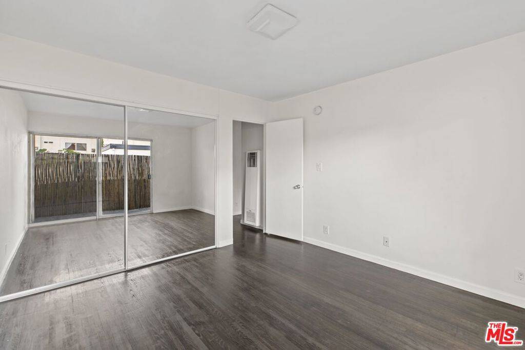 Los Angeles, CA 90025,1233 BARRY AVE #205