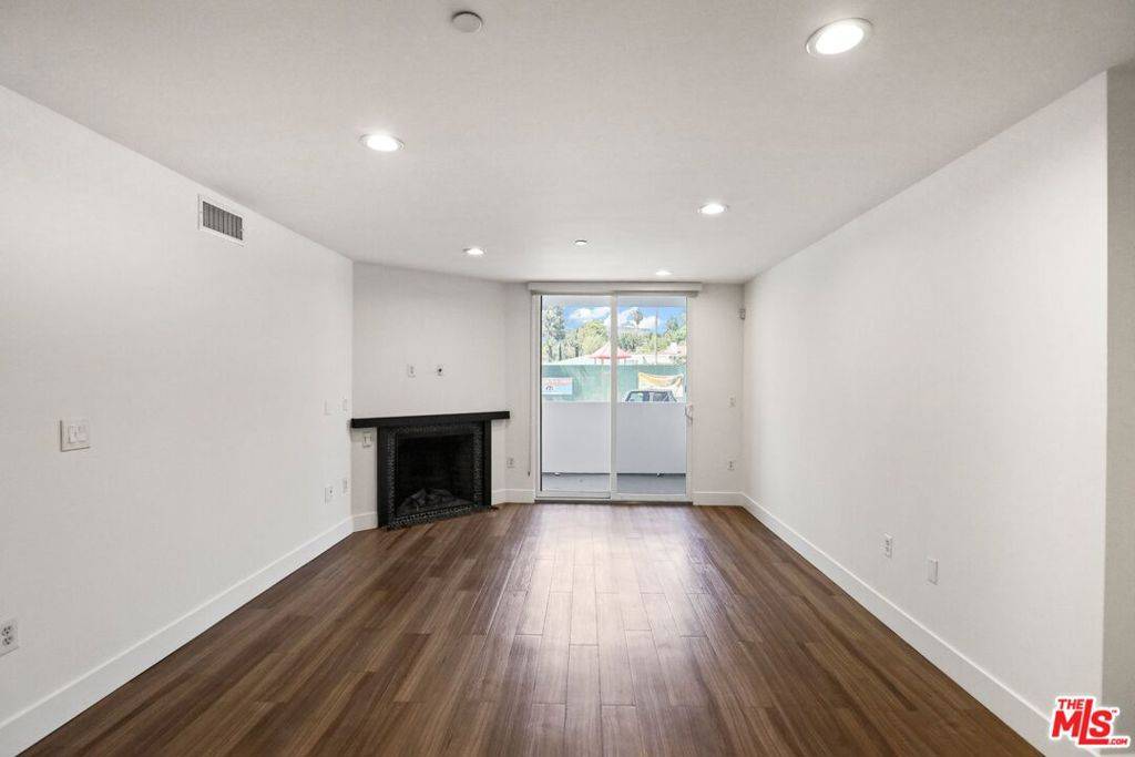 Los Angeles, CA 90046,833 Edinburgh #107