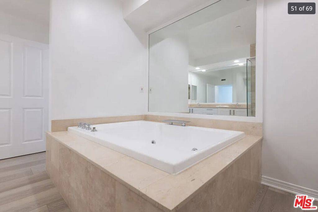 Beverly Hills, CA 90210,405 N Palm DR #301