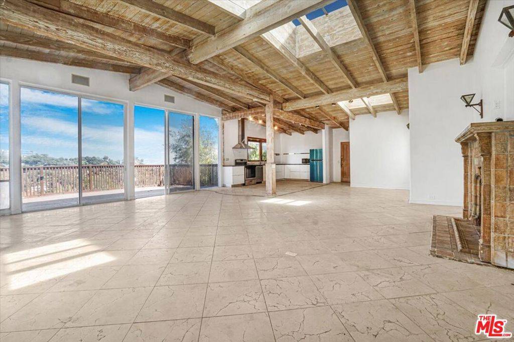 960 N Tigertail RD, Los Angeles, CA 90049
