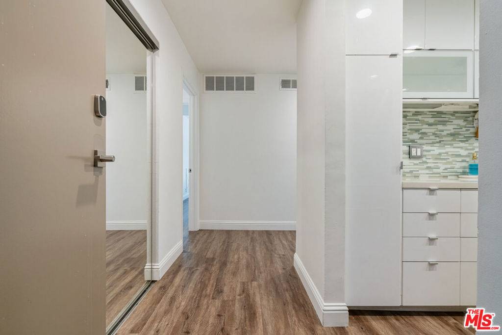 West Hollywood, CA 90069,8535 W West Knoll DR #208
