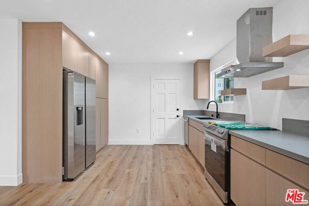 Los Angeles, CA 90027,1948 N Alexandria AVE #2