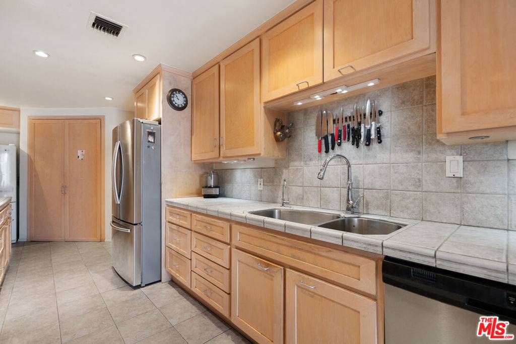 Los Angeles, CA 90035,8642 Gregory WAY #202