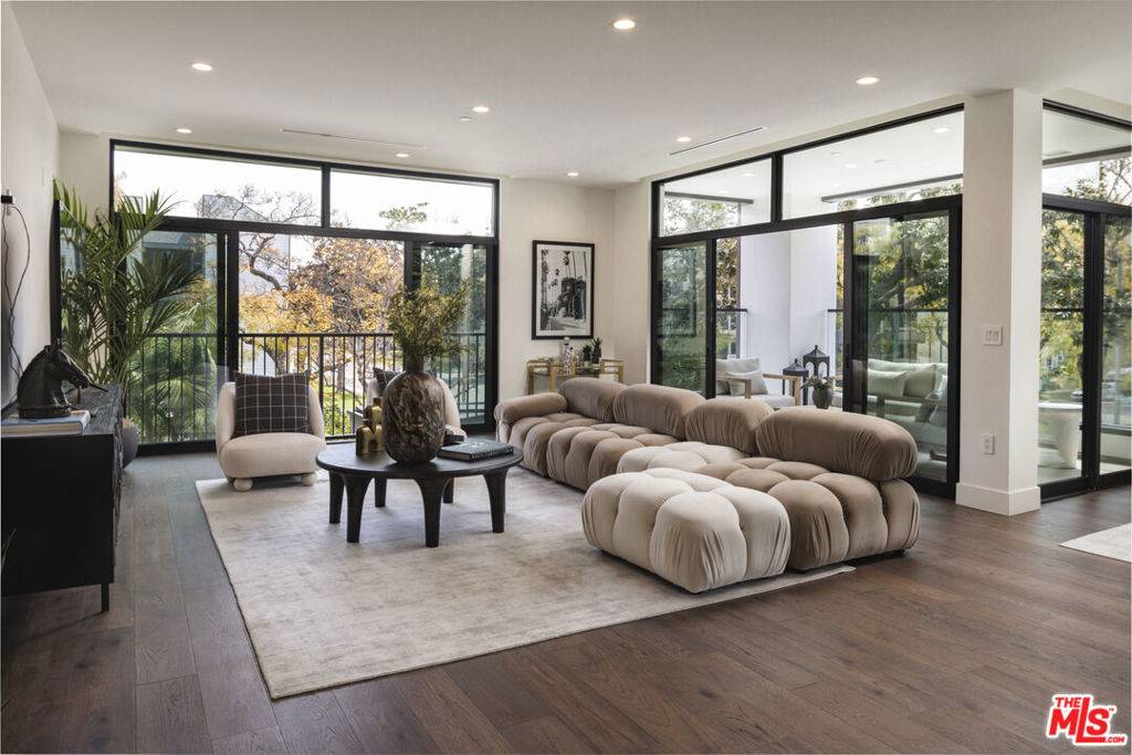 425 N Palm DR #204, Beverly Hills, CA 90210