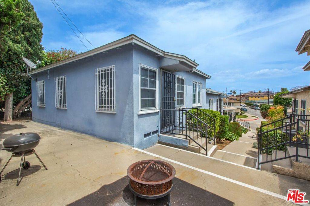 Inglewood, CA 90305,8419 Crenshaw DR