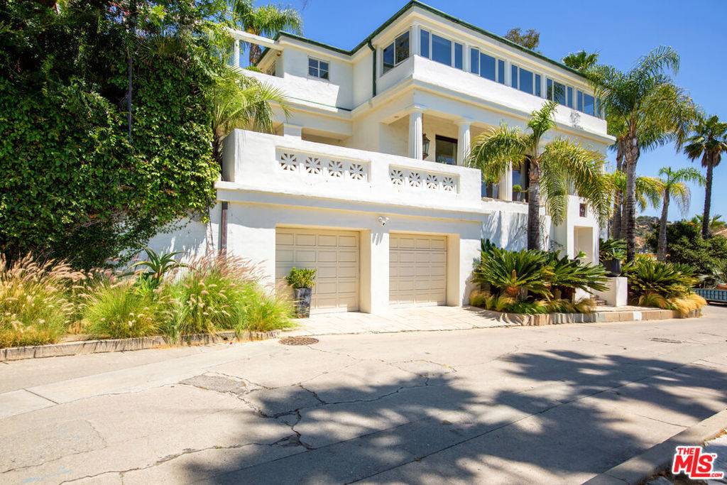 Los Angeles, CA 90068,2249 Mountain Oak DR
