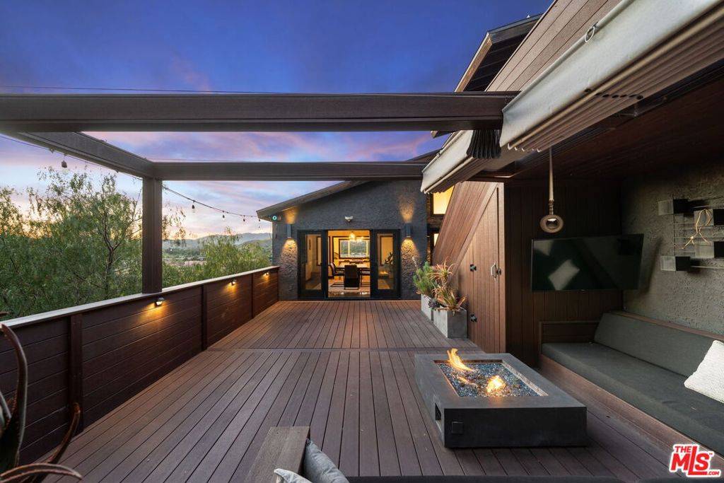 Agoura Hills, CA 91301,28207 Laura La Plante DR