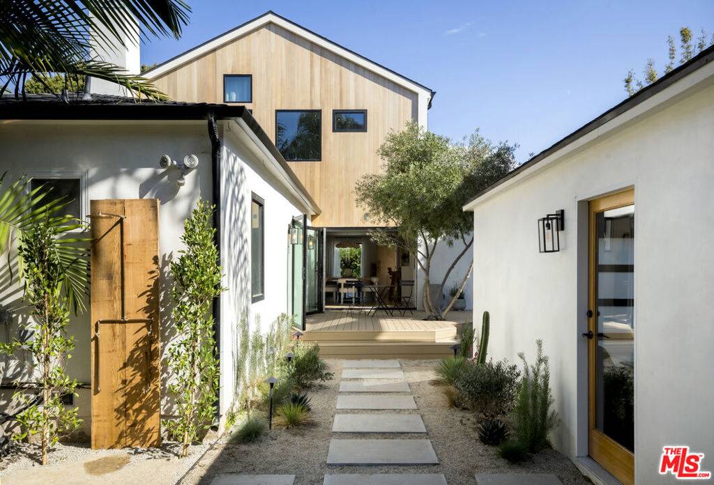 3981 Beethoven ST, Los Angeles, CA 90066