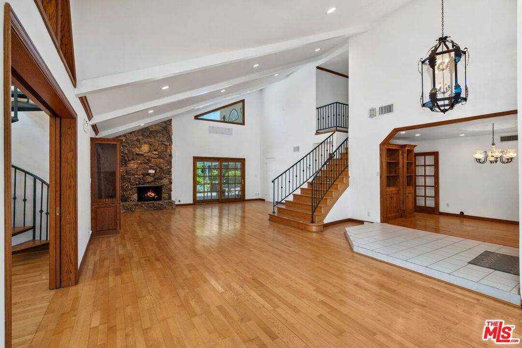 Woodland Hills, CA 91364,21663 Ulmus DR