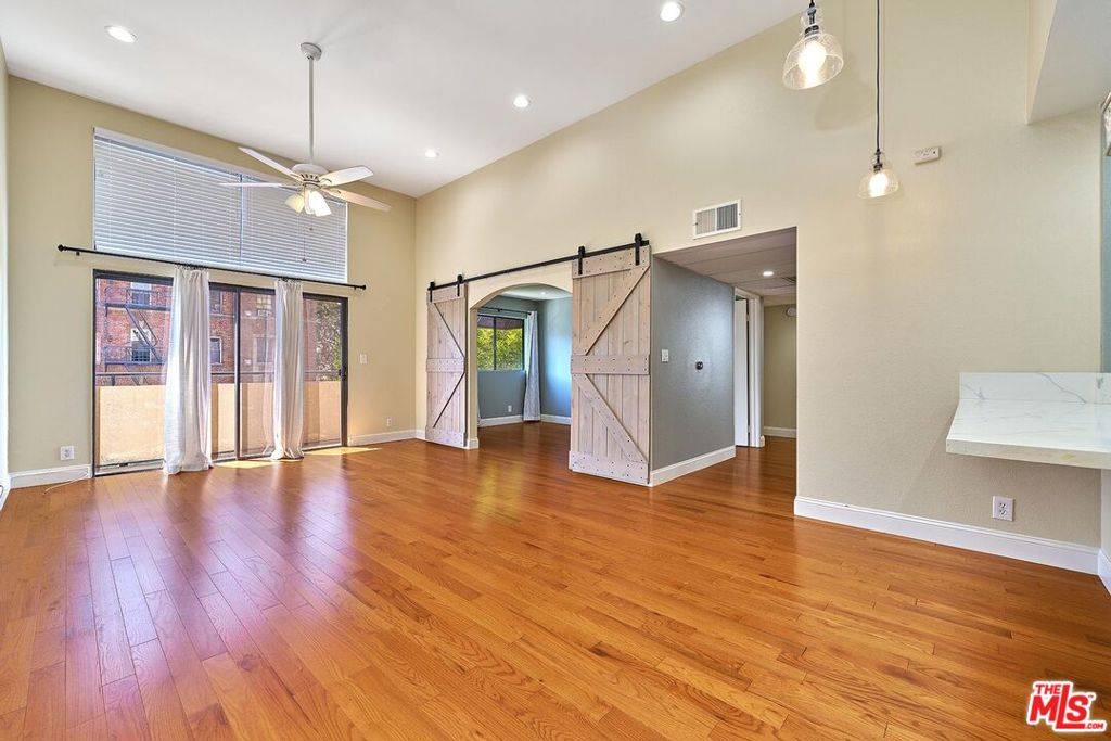 326 S Manhattan PL #203, Los Angeles, CA 90020
