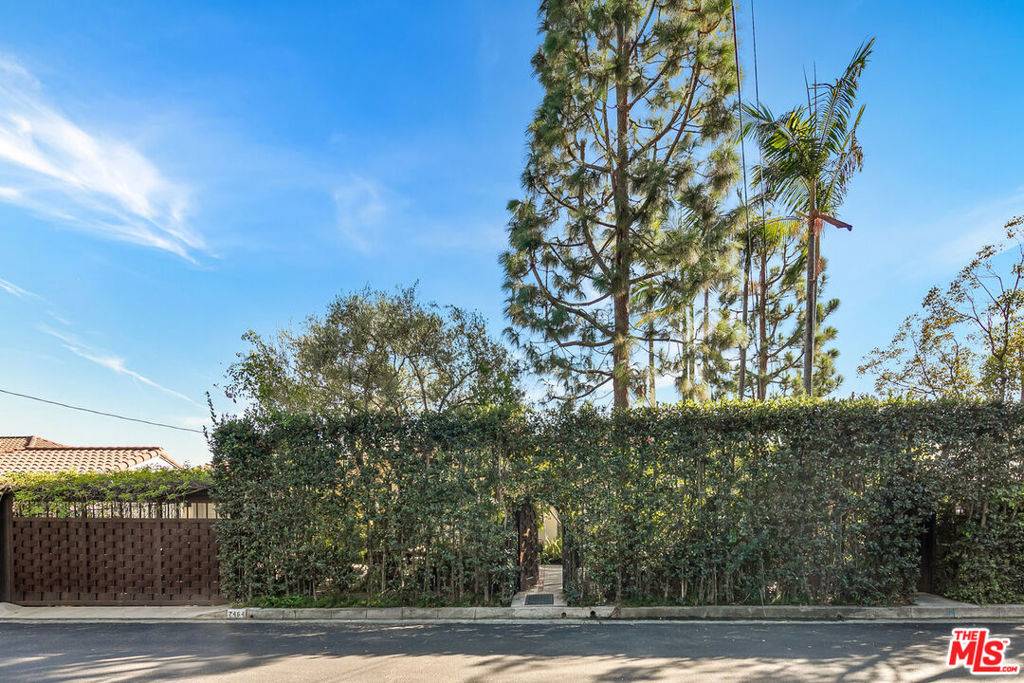 Los Angeles, CA 90046,7464 Hillside AVE