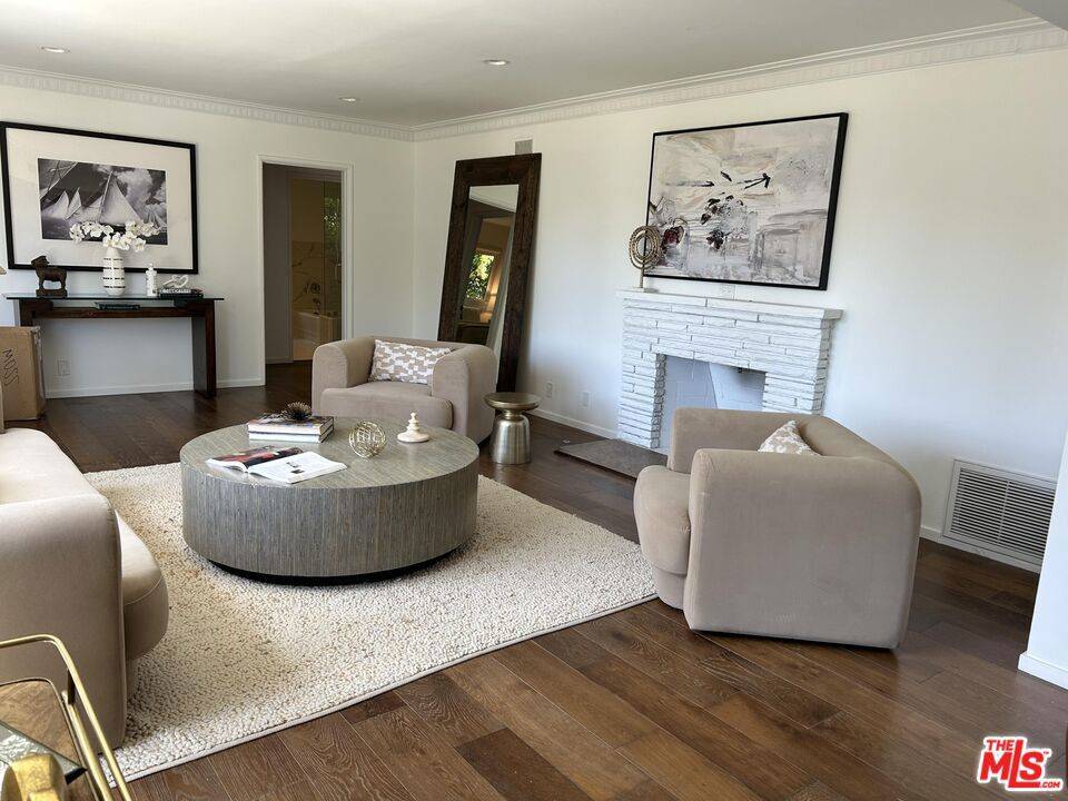Los Angeles, CA 90045,5821 W 75th ST