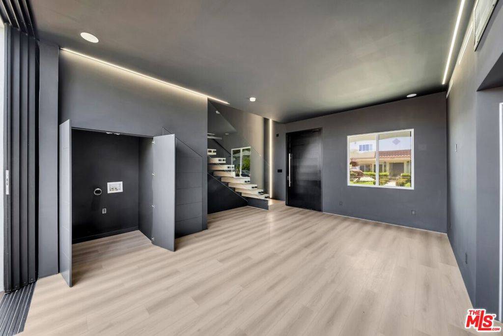 Sherman Oaks, CA 91401,5642 N Tilden AVE