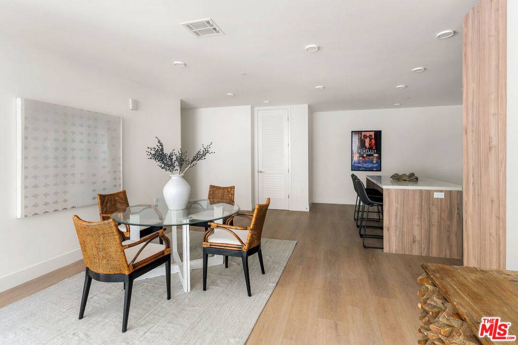 Los Angeles, CA 90068,3651 Regal PL #203