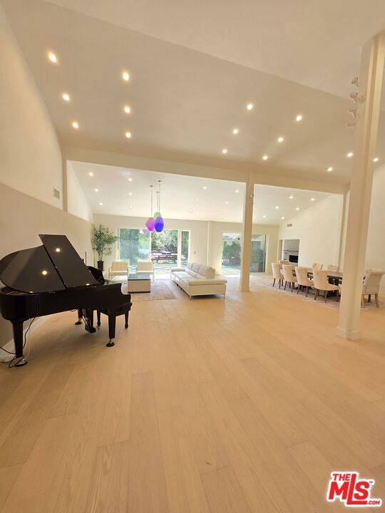 Los Angeles, CA 90049,16544 Park Lane CIR