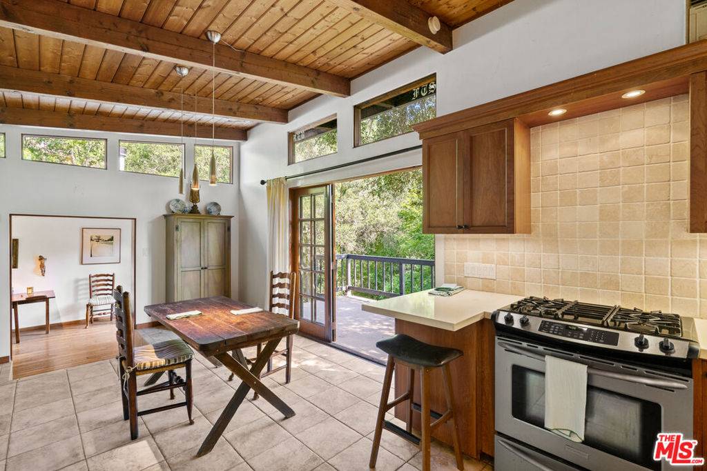 Topanga, CA 90290,21550 Summit TRL