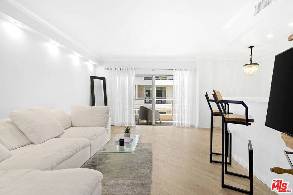 West Hollywood, CA 90069,1131 Alta Loma RD #323