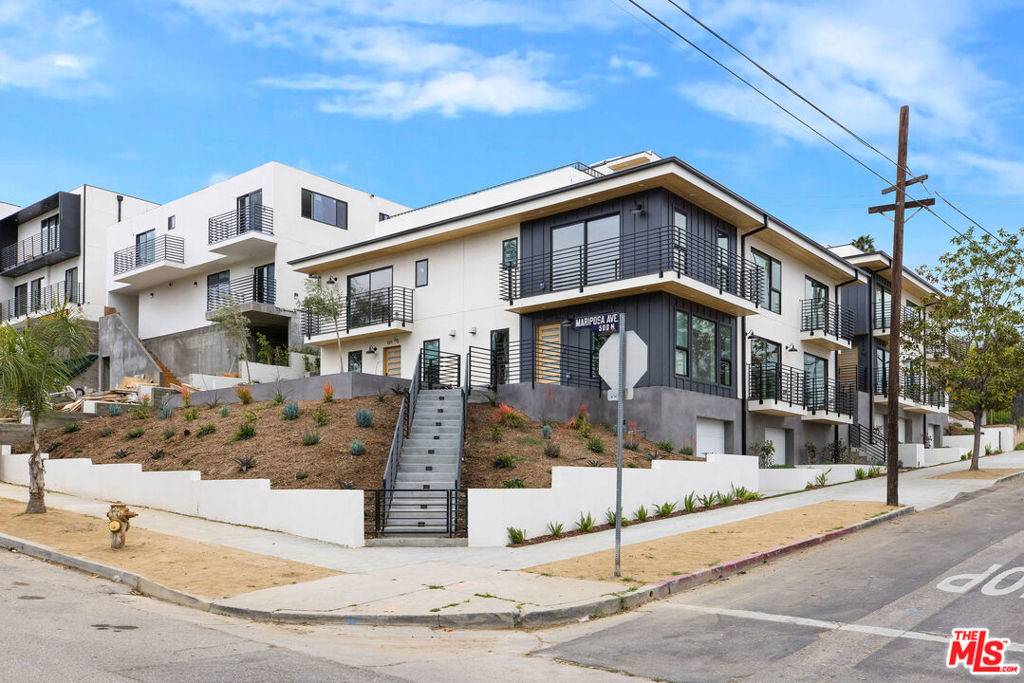 Los Angeles, CA 90004,571 Mariposa AVE