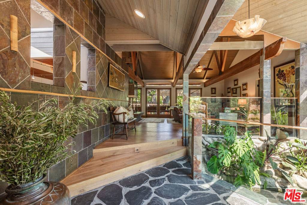 Calabasas, CA 91302,1064 Meadows End DR