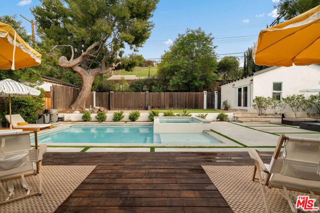 20212 Oxnard ST, Woodland Hills, CA 91367