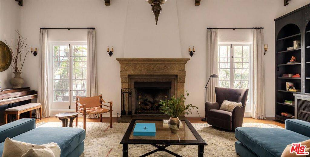 Los Angeles, CA 90068,5444 Red Oak DR
