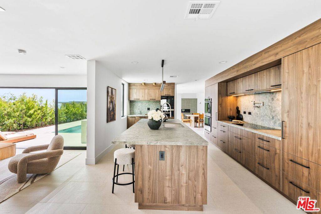 Los Angeles, CA 90046,2380 Venus DR
