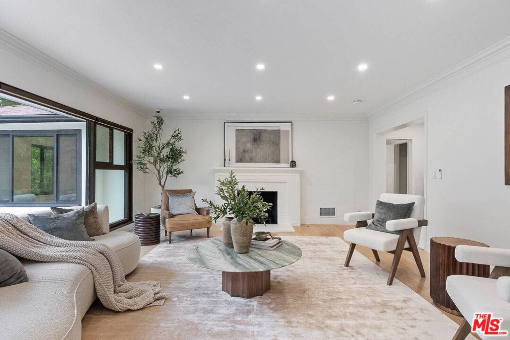 Los Angeles, CA 90049,11346 Thurston PL
